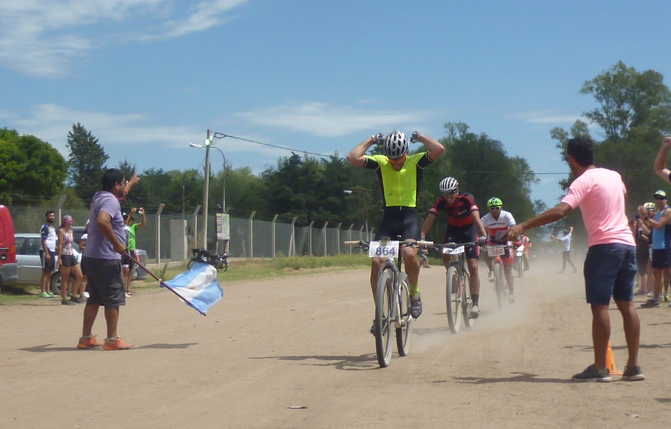 El domingo a partir de las 9:30 horas se desarrollará la carrera de ciclismo de ruta “Una Vuelta por la Tierra”, en conmemoración por el Día de la Tierra y organizada por la ONG ambientalista UNAMOS, el Club de Ciclistas de San Nicolás y con el auspicio de la Municipalidad de Ramallo.