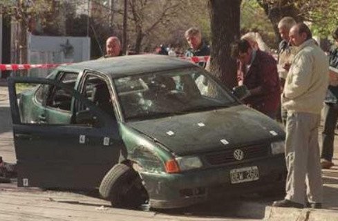 Hace dos décadas, tres ladrones entraron en la sucursal del Banco Nación de Villa Ramallo para robar el tesoro, cuando una testigo llamó a la policía y entonces la institución crediticia se vio rodeada por centenares de uniformados mientras desde un comité de crisis creado al efecto se iniciaban negociaciones con los maleantes. A esa hora ya había dentro del Nación seis rehenes: el gerente de la sucursal y su esposa, el contador y tres empleados que recuperaron la libertad con el paso del día.