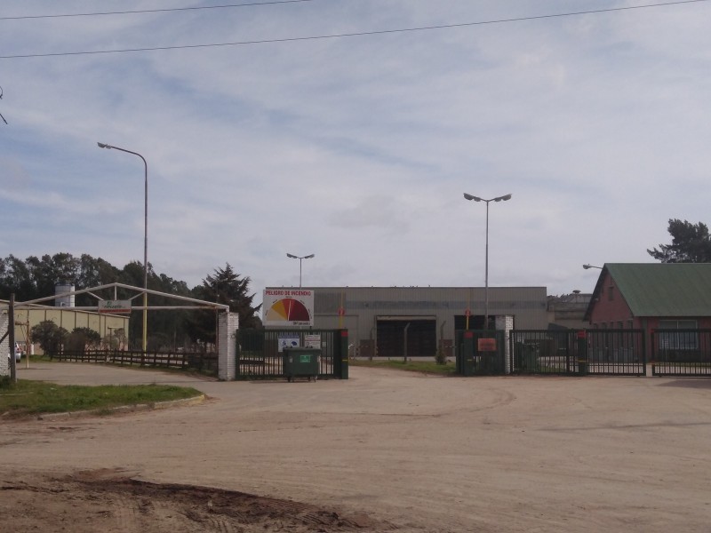 Este domingo 5 de noviembre, a las 2 de la madrugada, Bomberos Voluntarios recibió un llamado del personal de Fiplasto, por el deceso de un operario atrapado en una cinta transportadora.
