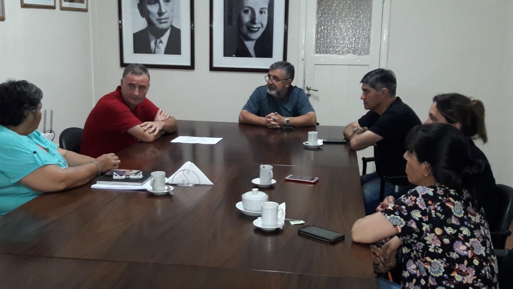 Los compañeros del área de educación se reunieron con el intendente municipal Mauro Poletti en donde le expresamos nuestra preocupación sobre el presupuesto 2019 de la provincia de Buenos Aires de transferir todas las responsabilidades de los Consejos Escolares a las municipalidades.