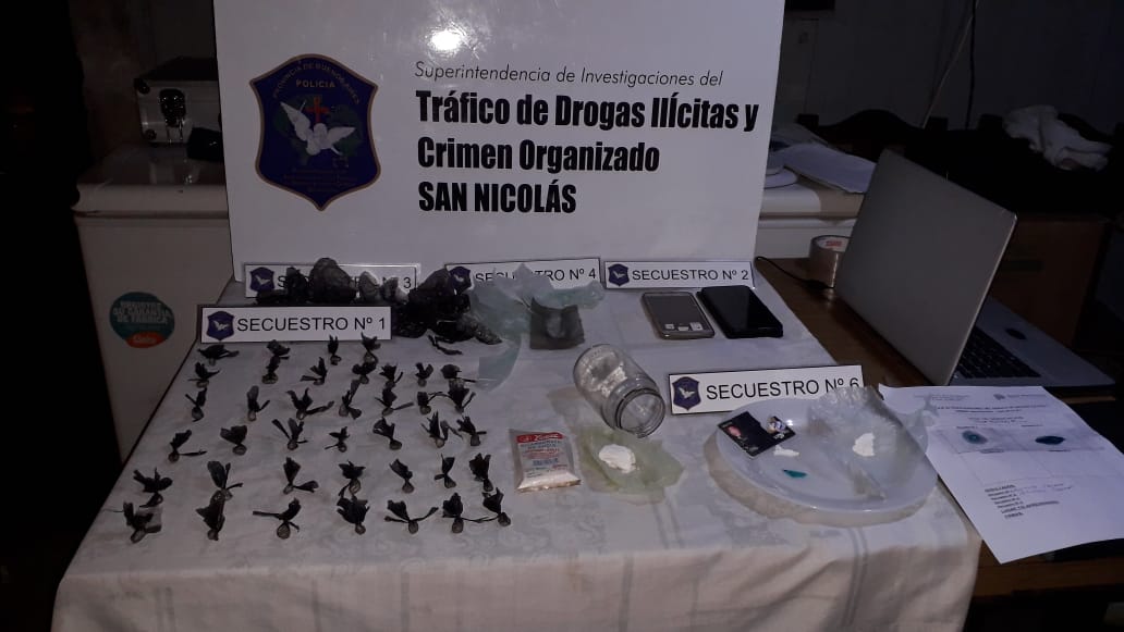 En la madrugada de este jueves 29, Personal de la Departamental de Investigaciones del tráfico de Drogas Ilícitas y Crimen organizado San Nicolás con el apoyo de la Brigada de Investigaciones de la Policía Federal Argentina y Estación de Policía Comunal Ramallo, irrumpieron en tres domicilios de nuestra región, sindicados como puntos de venta al menudeo de estupefacientes.