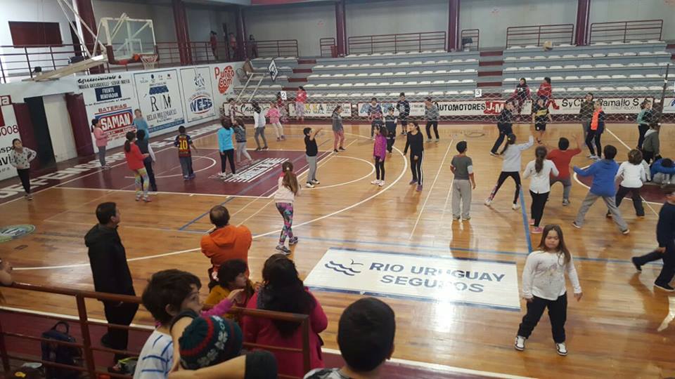 Por iniciativa del club y a través de un proyecto elaborado entre el coordinador de deportes Granate Nicolás Montoto y los profesores de la institución, a partir del mes de julio, escuelas de la comunidad de Villa Ramallo fueron invitadas a acercarse a las instalaciones del club para participar de encuentros de mini voley.