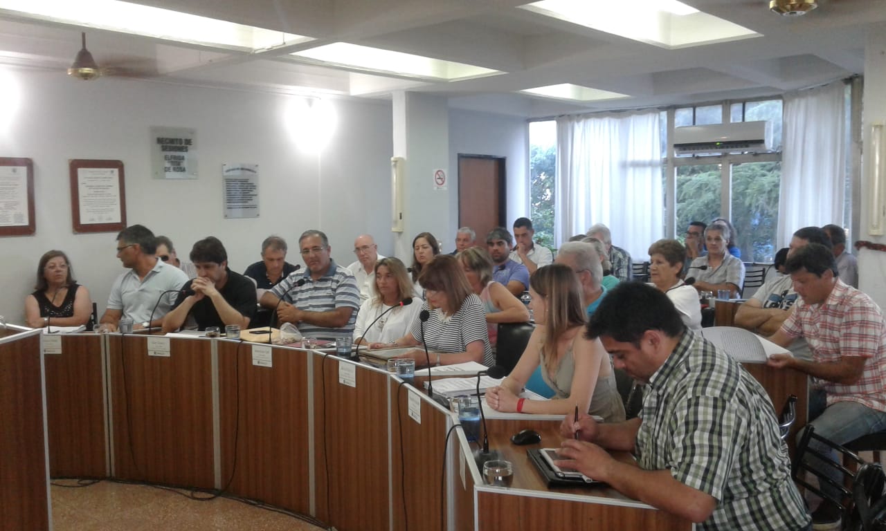 El presidente del bloque de concejales del Frente para la Victoria-Unidad ciudadana de Ramallo, Elvio Zanazzi, realizó un pedido formal al presidente del cuerpo deliberativo local, Sergio Costoya (Cambiemos), para que convoque en carácter de urgente a sesión extraordinaria para tratar el Presupuesto municipal, cuyo debate quedó trunco por falta de quórum el pasado 26 de diciembre.