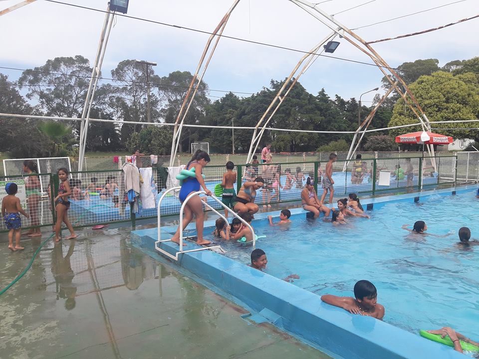 Luego de una semana de funcionamiento de las Escuelas de Verano, padres de alumnos manifestaron su malestar ante la falta de transporte, piletas y calidad del almuerzo.