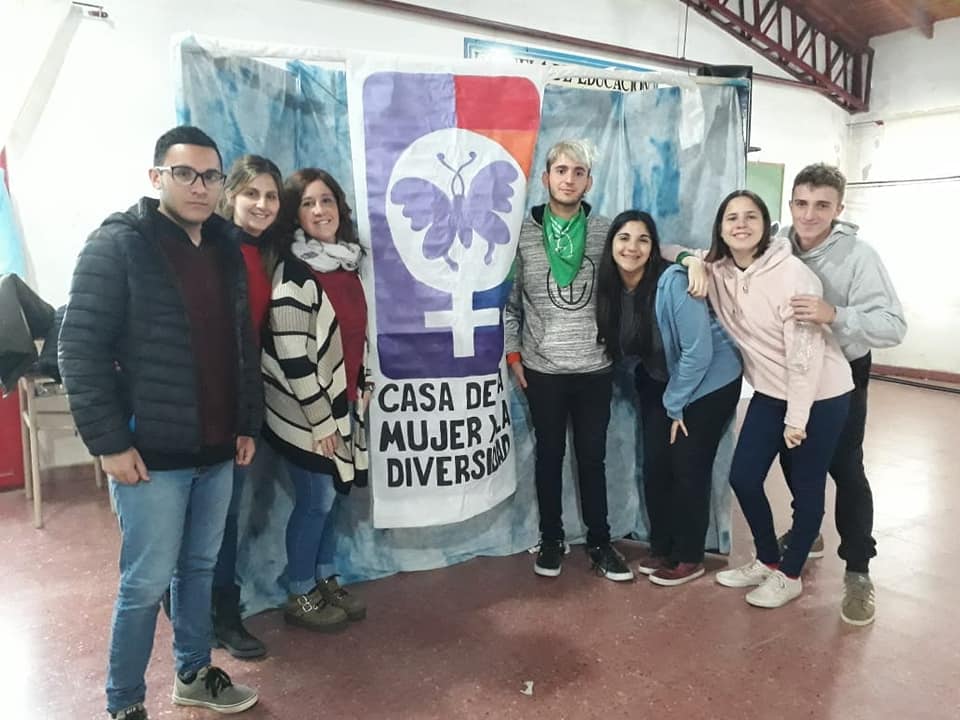 En el marco de la semana de ESI, la Casa de la Mujer y la Diversidad de Ramallo fue invitada por la Escuela Técnica N°1 “Bonifacio Velázquez” a brindar una charla sobre feminismo y ILE. Participaron de la jornada también la Secretaría de Salud de la Municipalidad de Ramallo.