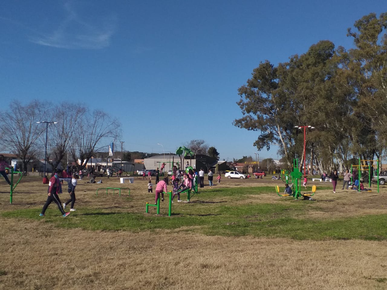 La Delegación de Pérez Millán recicló terrenos sobre la estación de trenes y los convirtió en un nuevo espacio verde. Ahora los vecinos de esa localidad podrán disfrutar de una nueva plaza.
