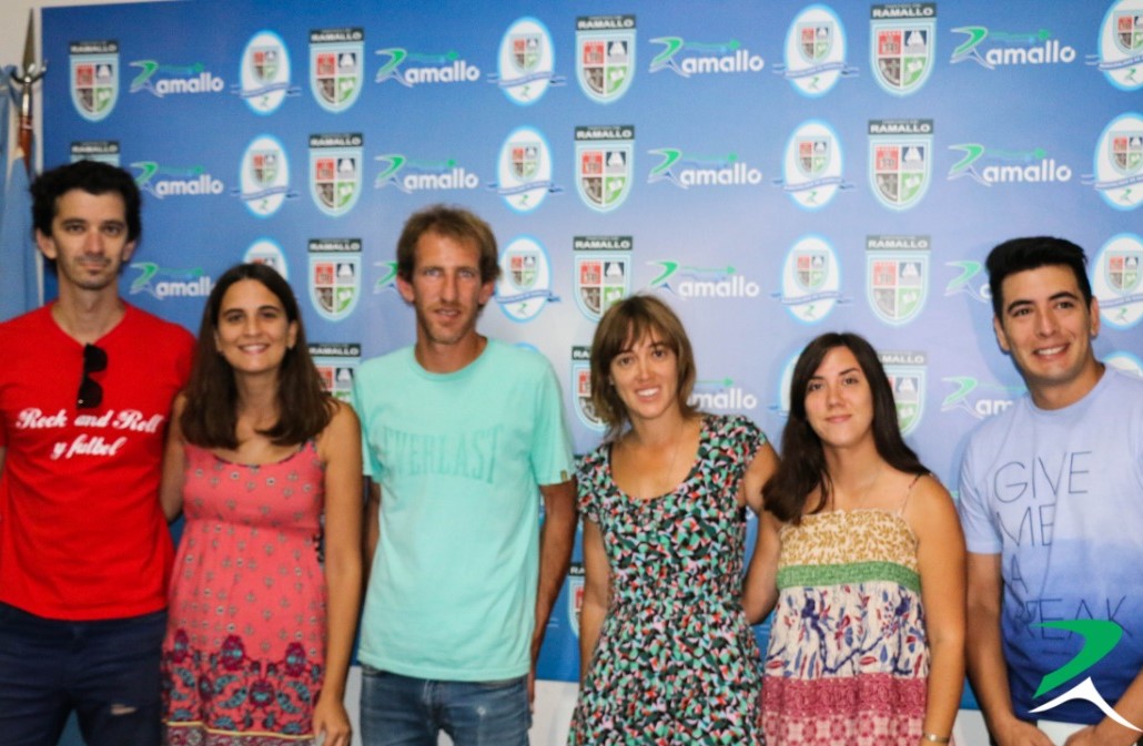 El delegado de Villa Ramallo, Agustín Di Bucci,junto a Gabriel Macías, concejal e impulsor de este evento, y su grupo de colaboradores, hicieron entrega de los premios a las banda y solistas que participaron del concurso “Ramallo Suena”, que se realizó dentro del marco por los festejos del 133° Aniversario de la ciudad de Villa Ramallo.