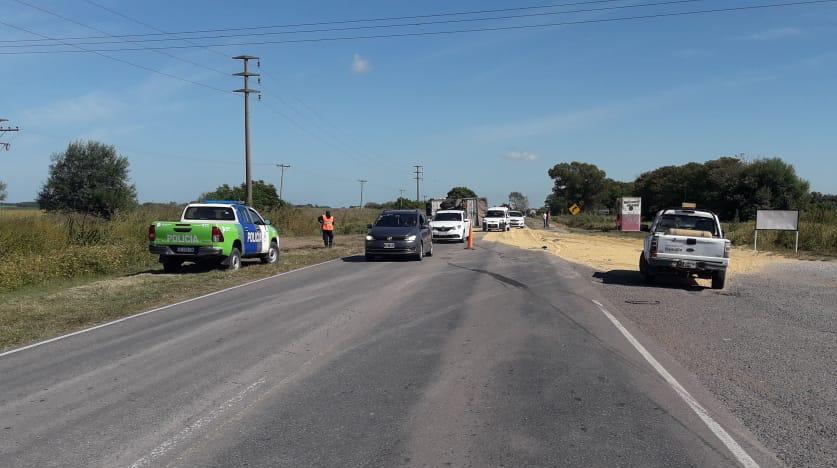 Un camión de transporte de granos protagonizó un vuelco sobre el Camino de la Costa, volcando su cargamento de soja sobre la cinta asfáltica. El tránsito estuvo interrumpido varios minutos, hasta lograr quitar el camión del lugar y el cereal del camino.