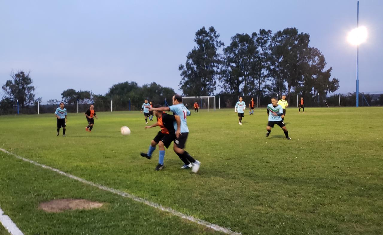 En la noche de este miércoles 24 de abri se disputó la primera fecha de la recientemente creada Liga de Fútbol de Veteranos en el Estadio Municipal del Polideportivo. Cuando parecía que una tenaz lluvia impediría que se jugara, las ganas de los futbolistas fue más fuerte que la naturaleza.