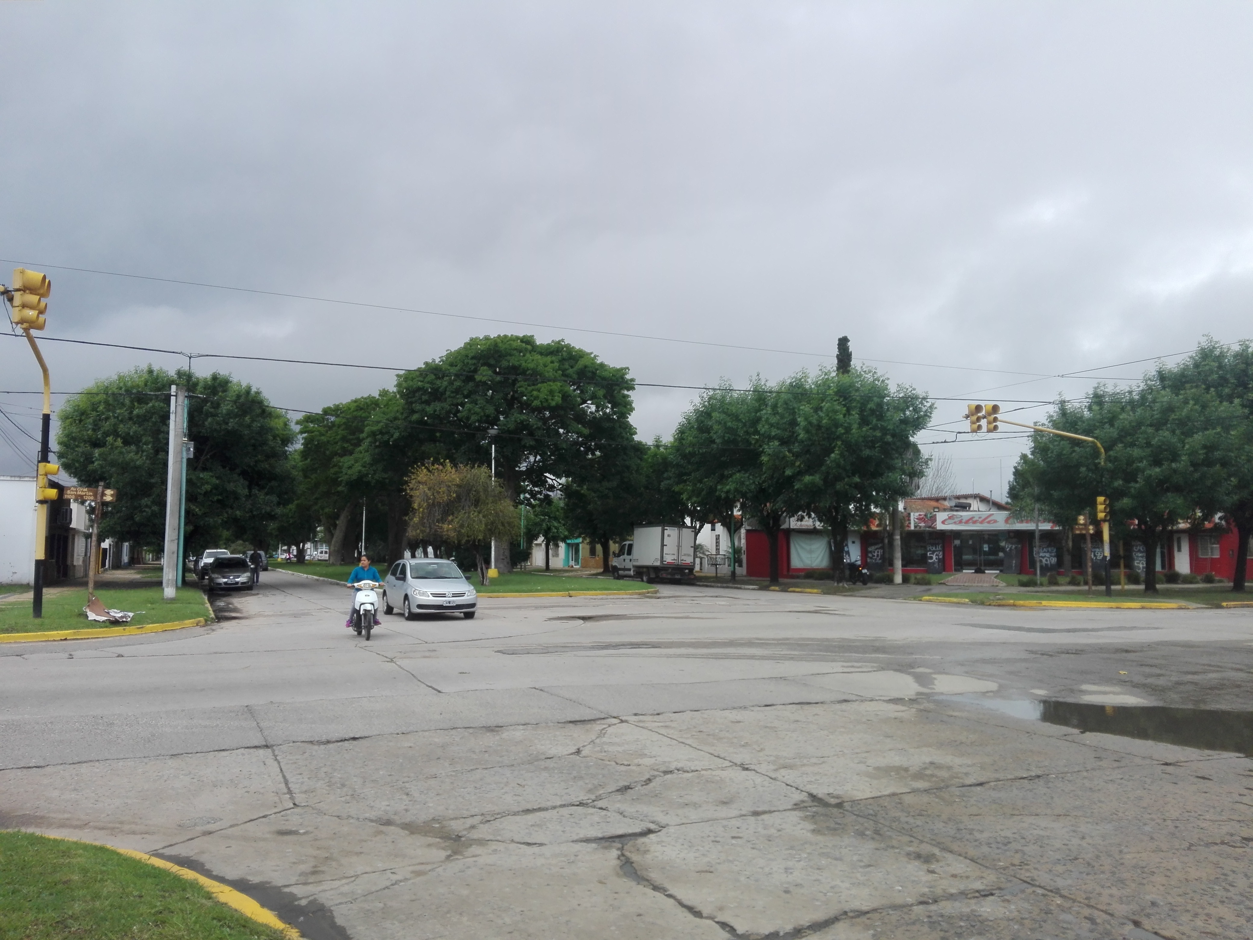 El temporal de lluvia y viento que vivió parte del norte bonaerense dejó, según el Ministerio de Seguridad de la Provincia, centenares de evacuados en 15 distritos, además del desborde ríos y arroyos.