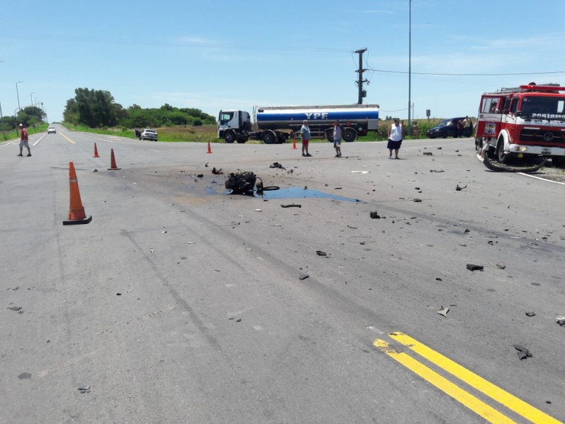 Este sábado 29 de diciembre se produjo un trágico accidente en Ruta 51 y el cruce con el acceso a La Violeta. Allí chocaron una camioneta utilitaria y un auto. Producto del impacto, dos menores perdieron la vida, mientras que otras tres personas resultaron con heridas graves.