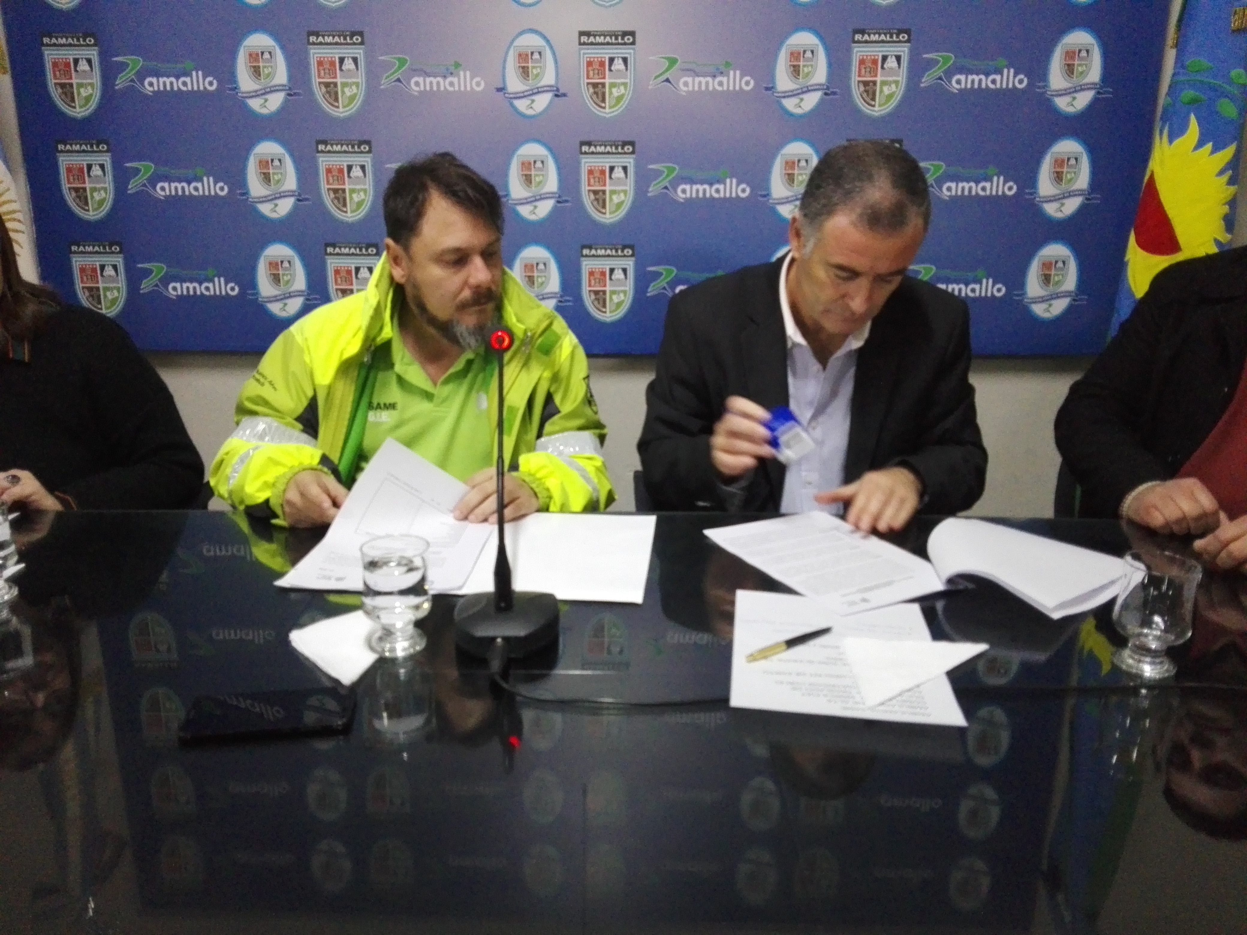 En conferencia de prensa, el intendente de Ramallo Mauro Poletti junto al director de Manejo de Emergencias Sanitarias y Catástrofes, Federico Villagrán, realizaron la firma de documentos y la presentación de la ambulancia que el SAME entrega al municipio. También estuvieron presentes la secretaria de Salud de la Municipalidad, Noelia Cejas y el concejal Diego Ramírez.