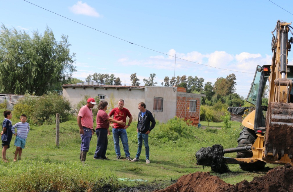 La Municipalidad de Ramallo trabaja en el extendido de la red de agua potable. Son en total 700 metros con un costo de 800 mil pesos para el municipio. Esto posibilitará que amplios sectores de este barrio cuenten con este servicio esencial. Además mejorará la presión para aquellos que ya lo posean.