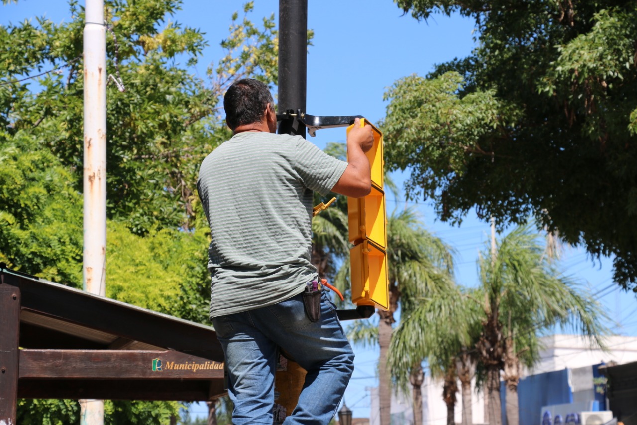 La Municipalidad de Ramallo instaló un semáforo en la esquina de Avenida San Martín e Ingeniero Iribas, donde se encuentra la Escuela Primaria N° 6 “Manuel Belgrano”.