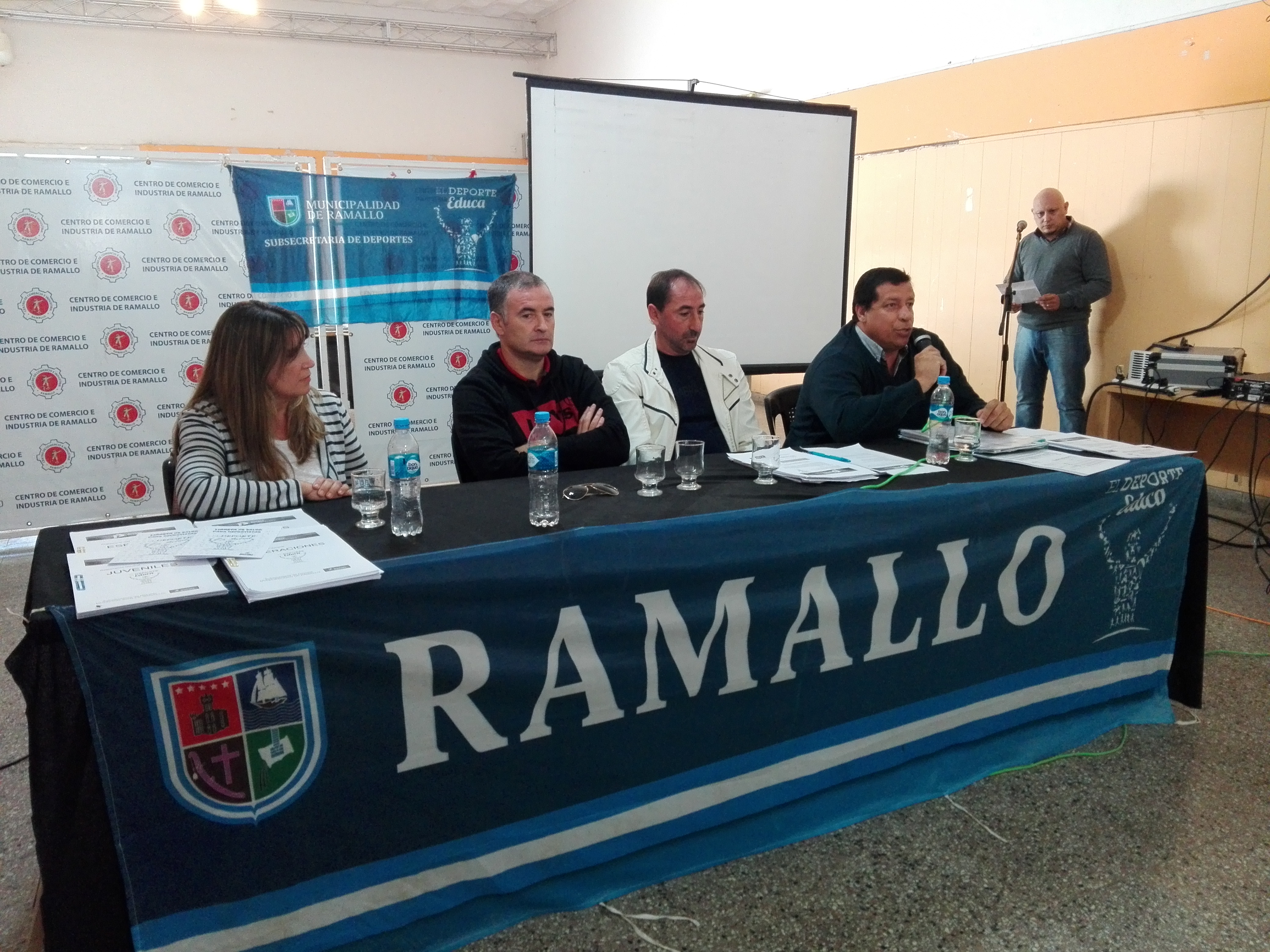 Se realizó la presentación oficial de los Juegos Bonaerenses 2018. En conferencia de prensa, el intendente Mauro Poletti, junto a la jefa distrital de Educación, Marcela More, y otros funcionarios, presentaron la nueva edición de los juegos que nuclea a jóvenes y adultos mayores en deporte y cultura.