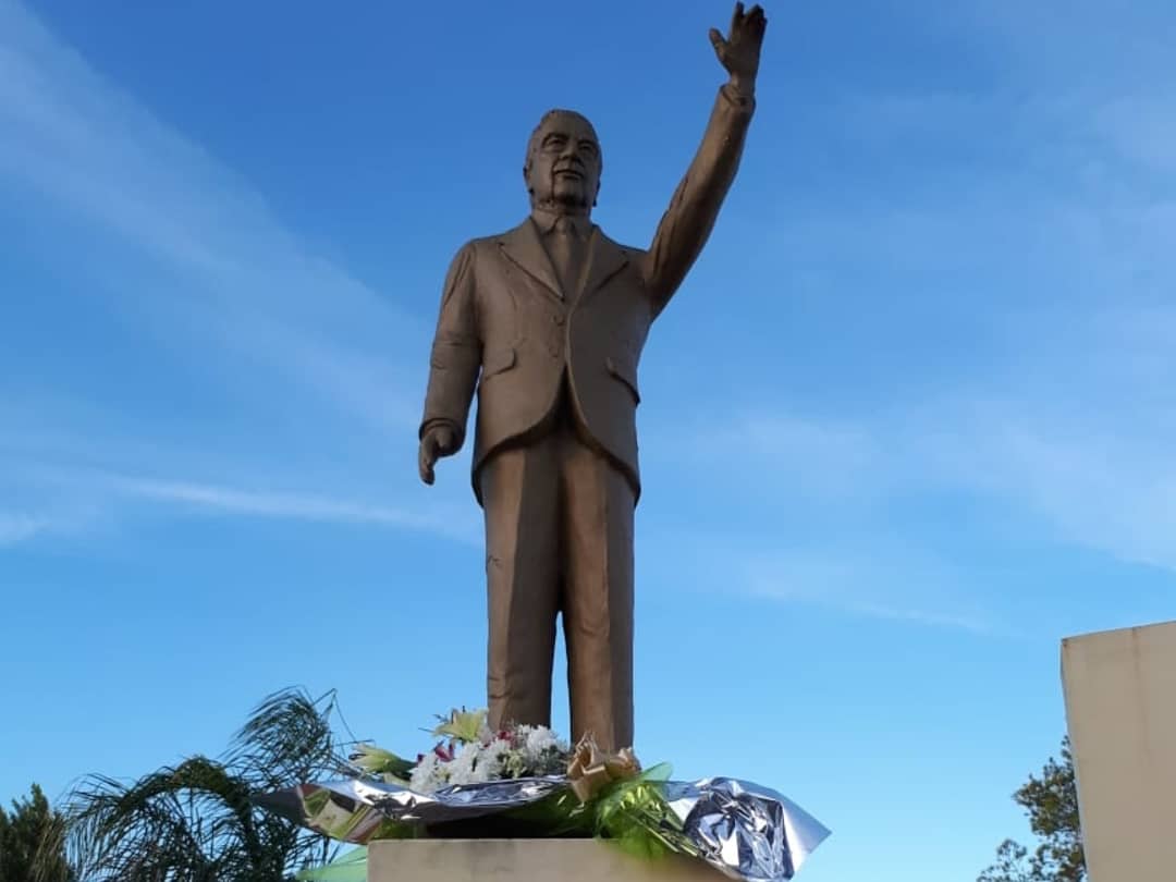 Un grupo de dirigentes y militantes radicales se reunió en el monumento que recuerda al expresidente Raúl Alfonsín, ubicado sobre calle Bonfiglio y 25 de Mayo de Villa Ramallo, al cumplirse el 35º aniversario de la restauración democrática, hecho que marcó el fin de la dictadura cívico-militar más oscura y sangrienta de la historia argentina.