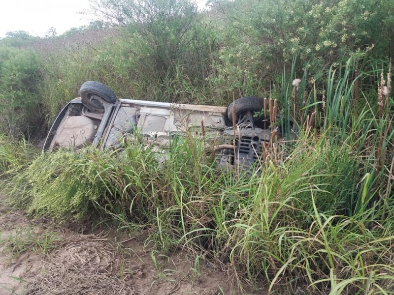 Sucedió en el camino hacia Colonia Velaz, a unos 1200 metros de Pérez Millán. Una Renault Scenic se despistó y volcó. El vehículo era conducido por una mujer que viajaba acompañada por otra persona mayor de edad y dos menores, oriundos de Pérez Millán.