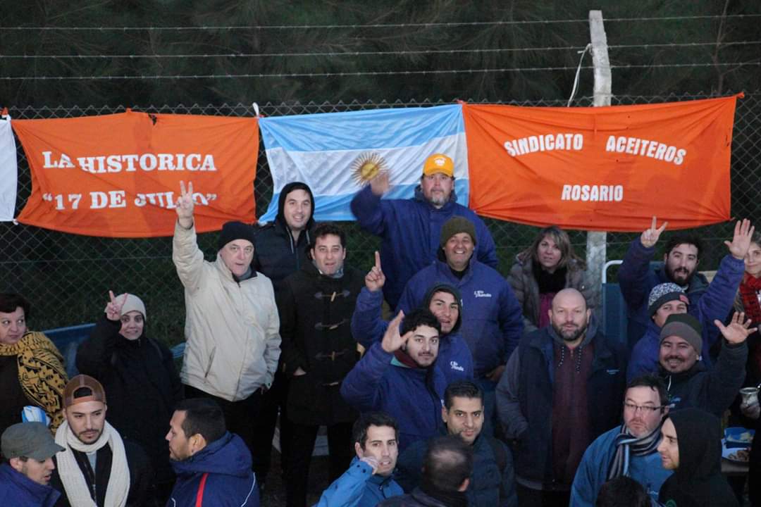 Los trabajadores despedidos de la firma Bio Ramallo continúan con la medida de fuerza acampando en el ingreso principal de la planta de biodiesel en el Parque Industrial Comirsa.