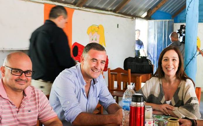 cLa gobernadora María Eugenia Vidal visitó este jueves por la tarde la localidad de Pérez Millán. Estuvo en el club Camping “Héctor Flocco” acompañada por el intendente de Ramallo Mauro Poletti, el delegado Federico Floco, funcionarios, concejales y personalidades de la política.