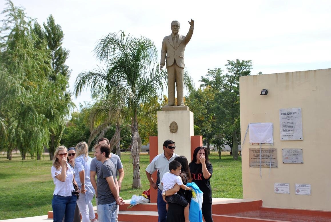 Al cumplirse el décimo aniversario del fallecimiento de Raúl Alfonsín, este domingo 31 de marzo la UCR local realizó un acto en el monumento ubicado en Dr. Bonfiglio y 25 de Mayo de Villa Ramallo.