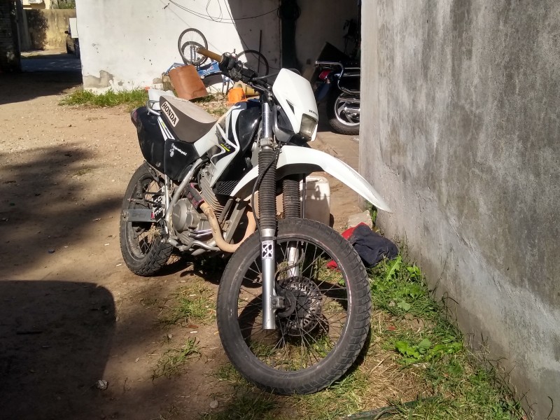 Un joven de 20 años se cayó de su moto el día sábado 23 de marzo después del mediodía en la ruta de ingreso a Villa Ramallo y falleció luego en el Hospital San Felipe.