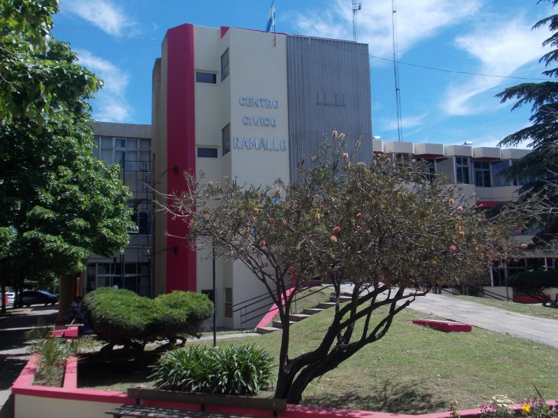 El Ejecutivo municipal presentó una nueva oferta salarial del 26 %, en dos cuotas, hasta julio. La propuesta esta dividida en dos cuotas, una parte en abril, del 15%, y la restante en julio del 11%, con la promesa de monitorear la inflación y sentarse nuevamente a negociar.