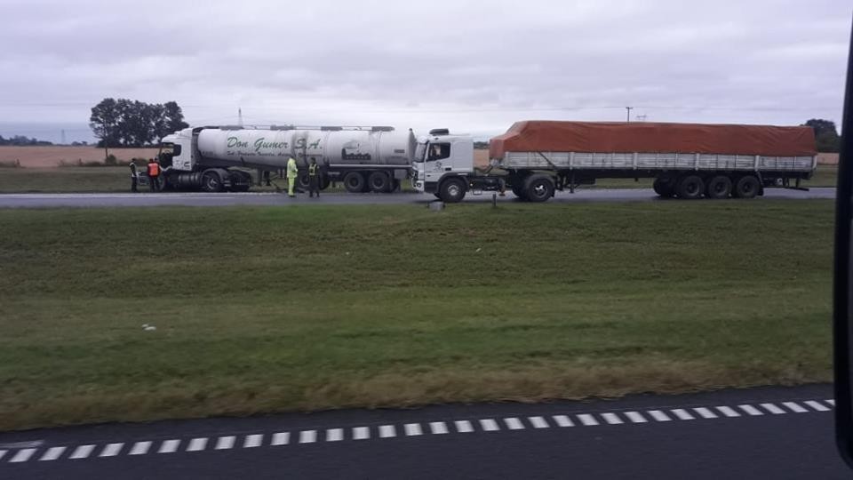 Bomberos Voluntarios informó que a las 7 de la mañana de este viernes 26 de abril, recibió un llamado de parte de Bomberos de la ciudad de San Nicolás, informando sobre una colisión entre dos camiones en Ruta 9 kilómetro 220 carril ascendente.