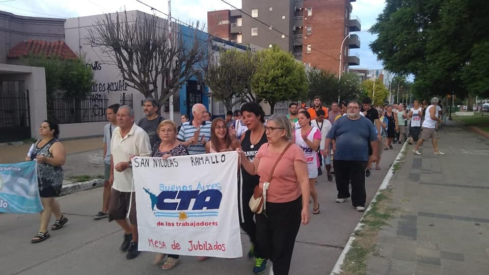 La Multisectorial contra el tarifazo realizó este jueves una marcha en la ciudad de Ramallo rechazando los aumentos de tarifas de servicios públicos.