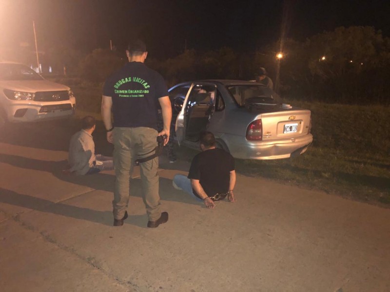 Personal de la Delegación de Drogas Ilícitas y Crimen Organizado de San Nicolás interceptó en Ramallo un vehículo en el que viajaba un hombre al que venían investigando junto a su pareja y un tercer ciudadano.