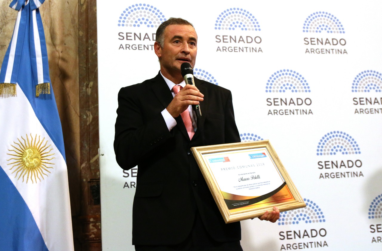 El reconocimiento fue otorgado en el Salón de las Provincias de la Cámara de Senadores. Representantes de distintos sectores de la política también fueron premiados por el medio de comunicación especializado en descentralización y regionalización municipal.
