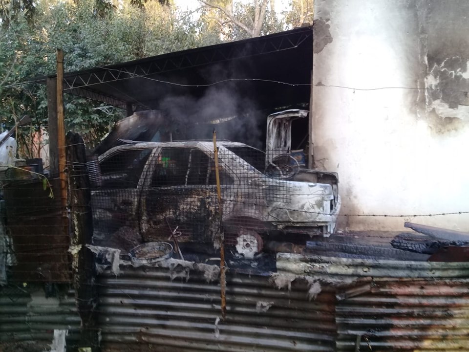 El hecho sucedió este miércoles 7 de agosto al atardecer, en la Costa Pobre. Allí, una de las casas ubicadas en esa zona fue incendiada de modo intencional por una disputa entre vecinos.