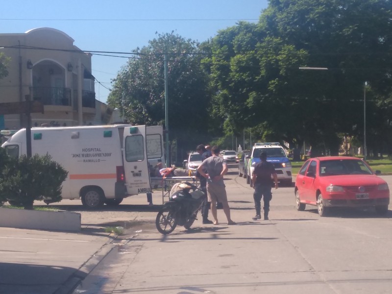 La esquina de San Martín e Yrigoyen de Ramallo sumó otro accidente, confirmando que es una de las intersecciones más peligrosas de la ciudad. En esta oportunidad, un Volkswagen Gol rojo chocó con una moto, cuyo conductor resultó herido.