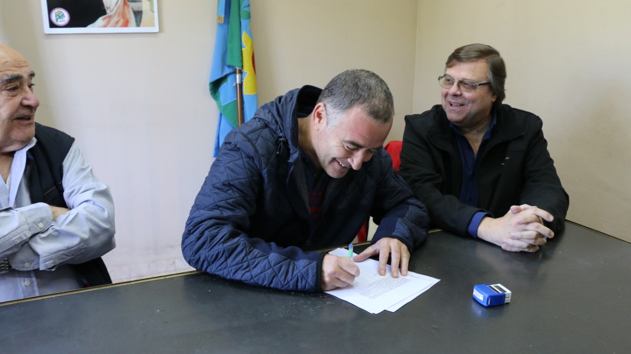 El intendente de Ramallo, Mauro Poletti, firmó un convenio de cesión en comodato del inmueble ubicado en calle San Martín, entre Italia y Avenida Raúl Manfredi, con la Cooperativa Agrícola de La Violeta, con el objetivo de implementar en la localidad un Jardín Maternal Municipal.