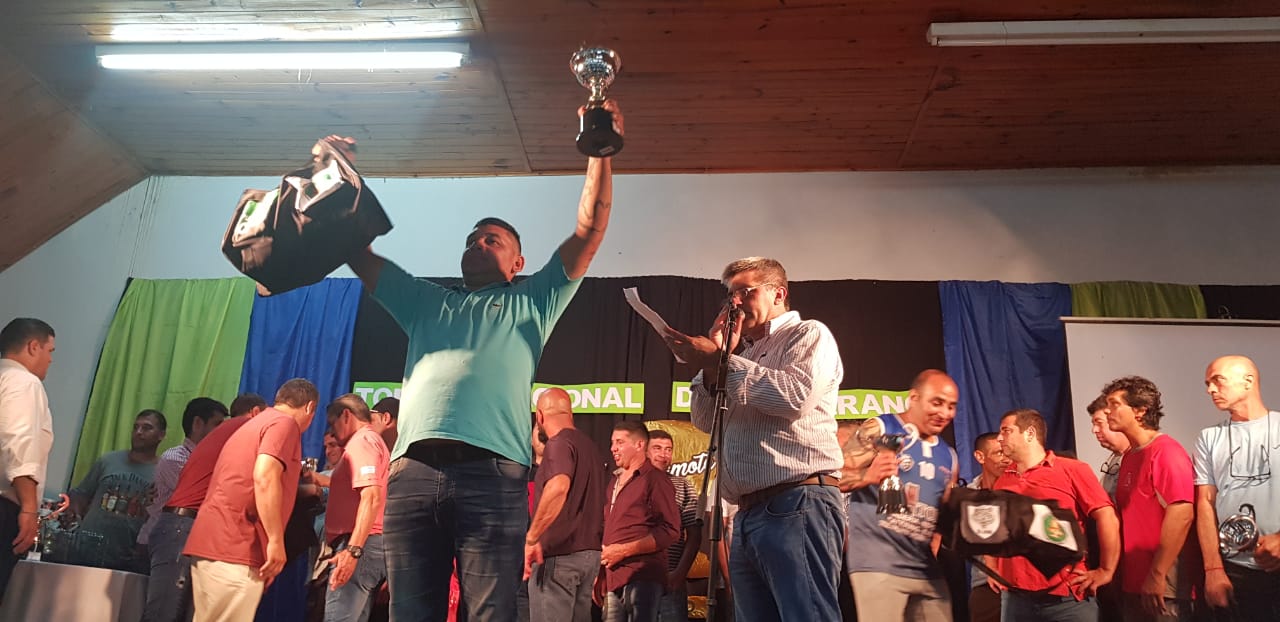 Culminó el Torneo de fútbol de veteranos Ramallo 2019 “Jorge ‘Camote’ Acuña”. Más de 800 personas visitaron Ramallo este fin de semana. Se presentaron más de 30 equipos procedentes de distintas provincias de Argentina, también de países limítrofes como Uruguay, Chile, Paraguay y Perú.