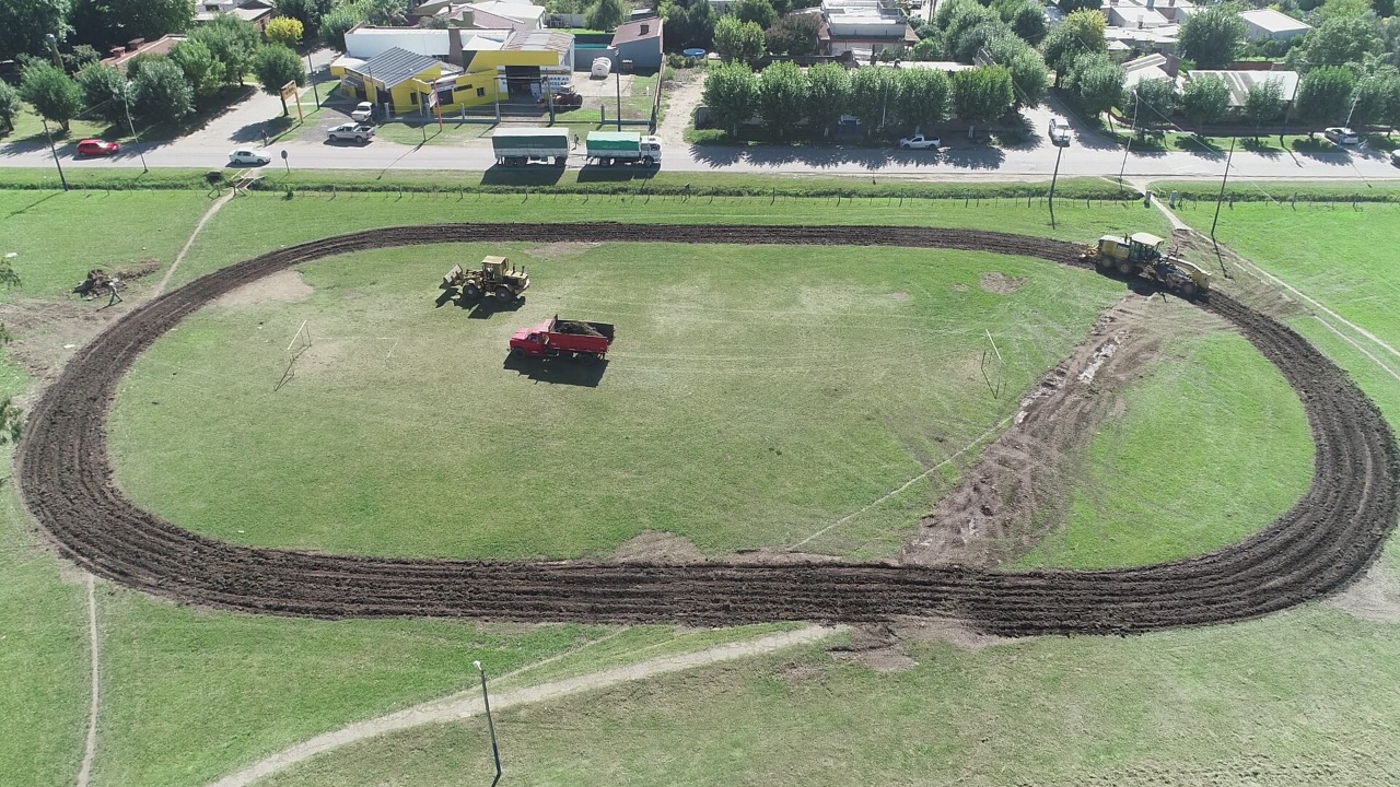Continúa la construcción de la pista de atletismo para la localidad de Pérez Millán. La Municipalidad de Ramallo realiza la primera etapa en el predio donde se ubicará la pista. Se ablanda el suelo y se le agrega cal para consolidar el piso y finalmente se pasa el disco. Los atletas de la localidad podrán practicar: lanzamiento de bala, jabalina, cajón y atletismo. En el centro del predio se ubicará la cancha de fútbol.