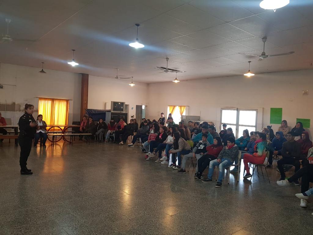 La Comisaría de la Mujer y la Familia Ramallo junto al Equipo Interdisciplinario de la Secretaría de Seguridad de la Municipalidad de Ramallo y Centro de Monitoreo, desarrollaron una charla informativa en la Escuela de Educación Secundaria Nº 7 de la localidad de El Paraíso.