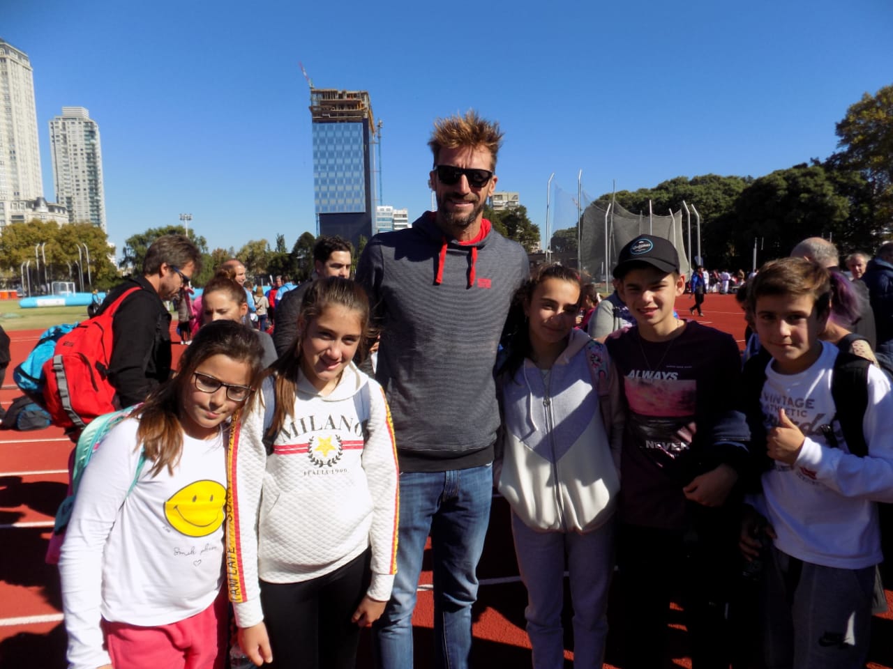 Jóvenes de las localidades de Pérez Millán y El Paraíso pertenecientes a los Talleres de Deporte que dicta la municipalidad de Ramallo visitaron el CENARD en el marco de la apertura de las Escuelas de Iniciación Deportiva, programa que articula la Subsecretaría de Deporte de la Provincia con diferentes municipios.