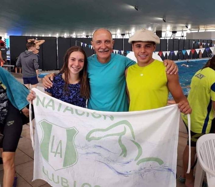 Los nadadores del Club Los Andes, Francisco Butti y Catalina Oviedo, se consagraron campeones nacionales en el torneo para la categoría cadetes que se está desarrollando en el club Gimnasia y Esgrima de Santa Fe.