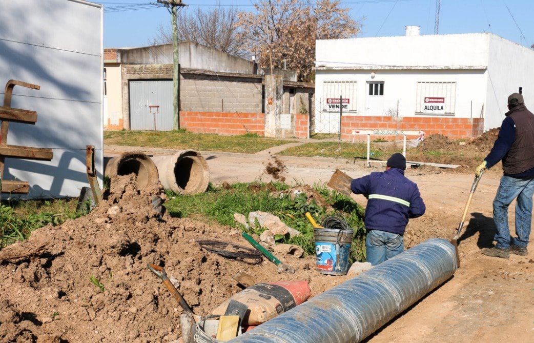 El intendente Mauro Poletti y el secretario de Obras y Servicios Públicos, Leandro Torri, recorrieron el barrio Don Antonio donde la Municipalidad de Ramallo comenzará a realizar obras de infraestructura.