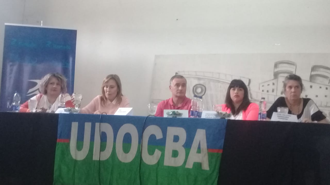 Una multitud se hizo presente en la Sociedad Italiana para escuchar la charla sobre educación. Organizada por la Municipalidad de Ramallo, UDOCBA y el acompañamiento de FUD, la temática fue