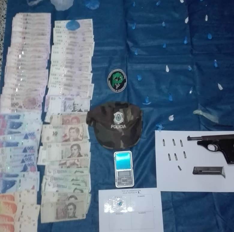 Personal de la Delegación de Drogas Ilícitas y Crimen Organizado San Nicolás, juntamente con colaboración de Policía Federal y Patrulla Rural Ramallo, dieron cumplimiento a dos órdenes de allanamientos solicitadas por la Unidad Funcional N° 1 a cargo de la doctora María Verónica Marcantonio.