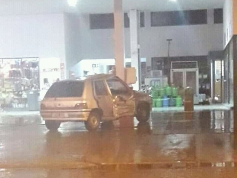 Un fuerte choque se produjo este domingo 13 de octubre a la madrugada en la esquina de Avenida San Martín e Yrigoyen de Ramallo. Dos autos colisionaron y sus conductores solo sufrieron lesiones leves.