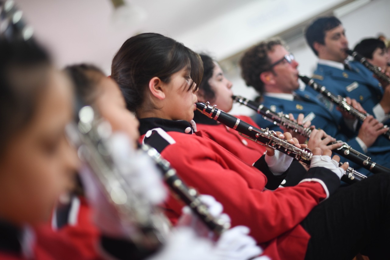 Con la visita de una orquesta juvenil que fue recibida por la Banda de Música del Servicio Penitenciario Bonaerense (SPB), la Escuela de Cadetes de La Plata se transformó por unas horas en un conservatorio, en lo que fue una experiencia inédita, un encuentro de aprendizaje que terminó con grandes y chicos haciendo sonar sus instrumentos al ritmo de Beethoven, Queen y la Marcha de San Lorenzo.