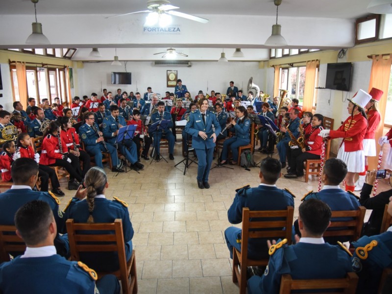 Miembros de la Banda Infanto Juvenil fueron recibidos por la Banda del Servicio Penitenciario en su escuela de La Plata, donde les enseñaron los secretos de los instrumentos y cómo repararlos, habida cuenta que existen muy pocas luterías en nuestra provincia.