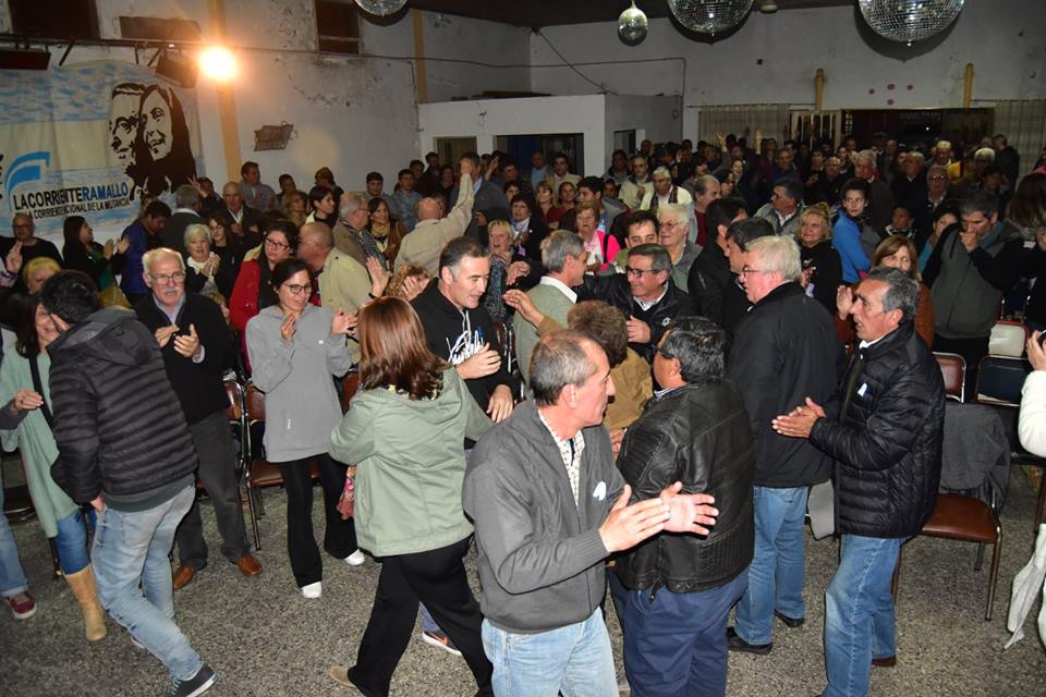 El Club Marinero Panno fue el escenario del acto del peronismo más importante de los últimos años. Con la presencia de Alejandro Ballester, Rafael “Balito” Roma y el actual intendente, Mauro Poletti, se realizó una jornada sobre militancia bajo el lema “El peronismo vuelve a enamorar”. Hubo más de 300 personas, en una actividad que contó con reconocimientos, homenajes y discursos políticos.