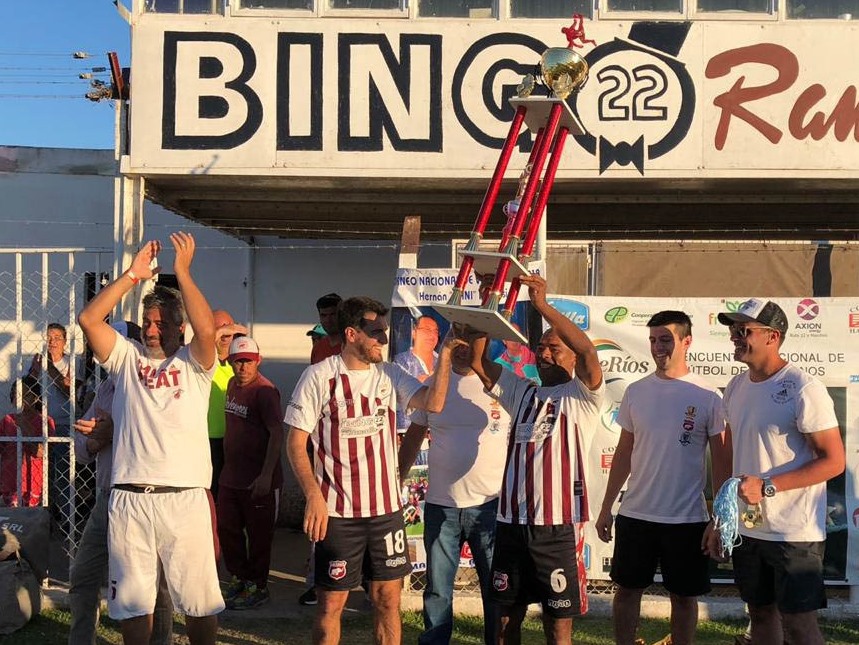 Finalizó el Torneo Nacional de Veteranos denominado “Hernán Nani Pennesi”, más de 600 participantes disputaron la “Copa Amistad”. Defensores de Villa Ramallo tuvo una actuación destacada en las dos categorías: En la Senior más 40 venció en la final al equipo de Paraná, Entre Ríos, AFCA - Agrupación Fútbol Con Amigos, por 3 a 2; en la Senior más 50 perdió por penales con Pergamino tras igualar 0 a 0 en el partido.