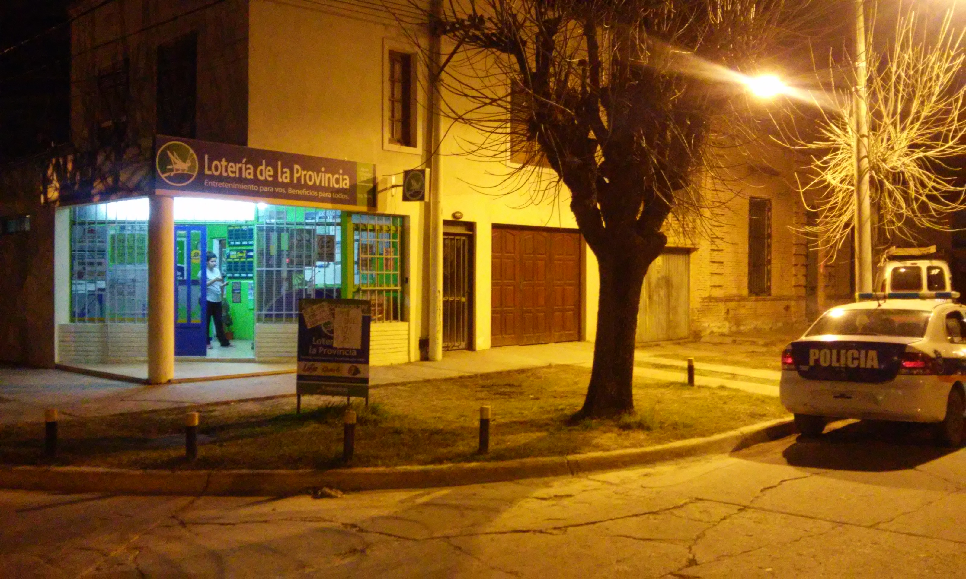 Este viernes, un sujeto ingresó a la agencia “Colorado el 32”, ubicada en calle 25 de Mayo y Fray Luis Beltrán de Villa Ramallo, diciendo que iba a jugar una boleta de Quini 6. Minutos después, se alzó con la recaudación del negocio, tras exigir toda la recaudación a punta de pistola.