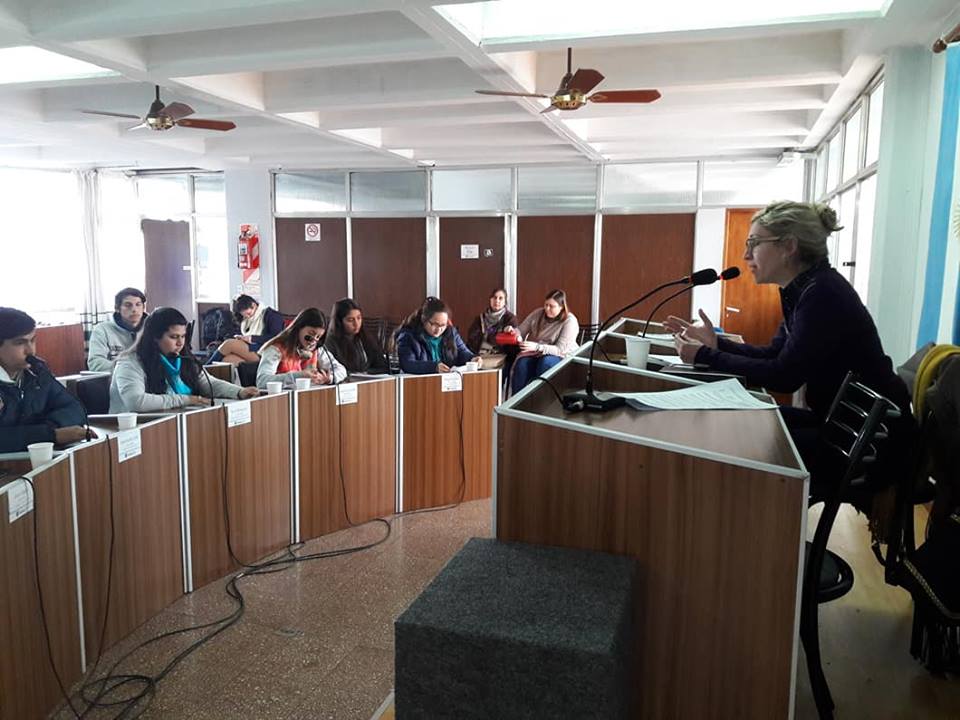 Alumnos de las escuelas primarias y secundarias de Ramallo participaron de una nueva edición del programa “Concejales por un Día”. Durante las jornadas, los participantes tuvieron la posibilidad de sesionar como ediles, presentando proyectos y votando junto a sus compañeros.