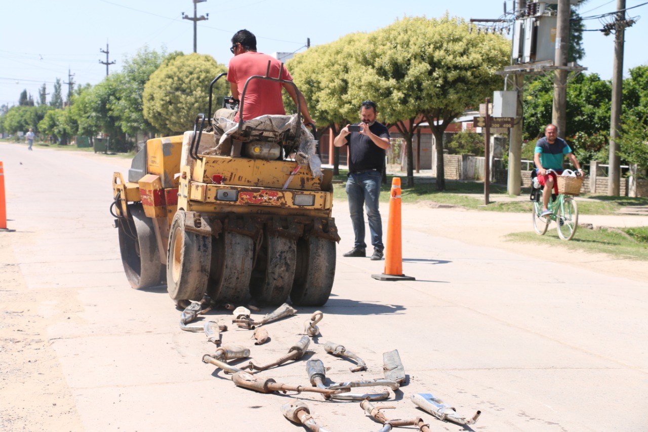 La Subsecretaría de Seguridad de la Municipalidad de Ramallo procedió a la destrucción de 117 caños de escape de competición cuyo uso está prohibido por ordenanza municipal.