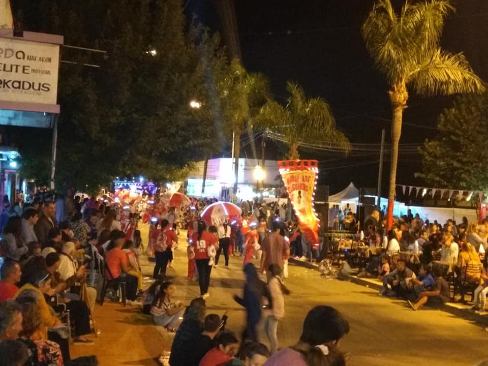 Este sábado 19 de enero, el centro de Villa Ramallo se vistió de fiesta. Después de varios años, el carnaval volvió a las calles de la ciudad, con una gran aceptación de público.